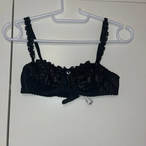 Rintaliivit - Mustat laadukkaat rintaliivit. Jääneet kaappiin käyttämättä. Koko 75A. Kissatalous MMM, lisätietoja saa kysymällä Katsothan myös muut ilmoitukseni Mikäli hinta ei miellytä tarjoa rohkeasti 