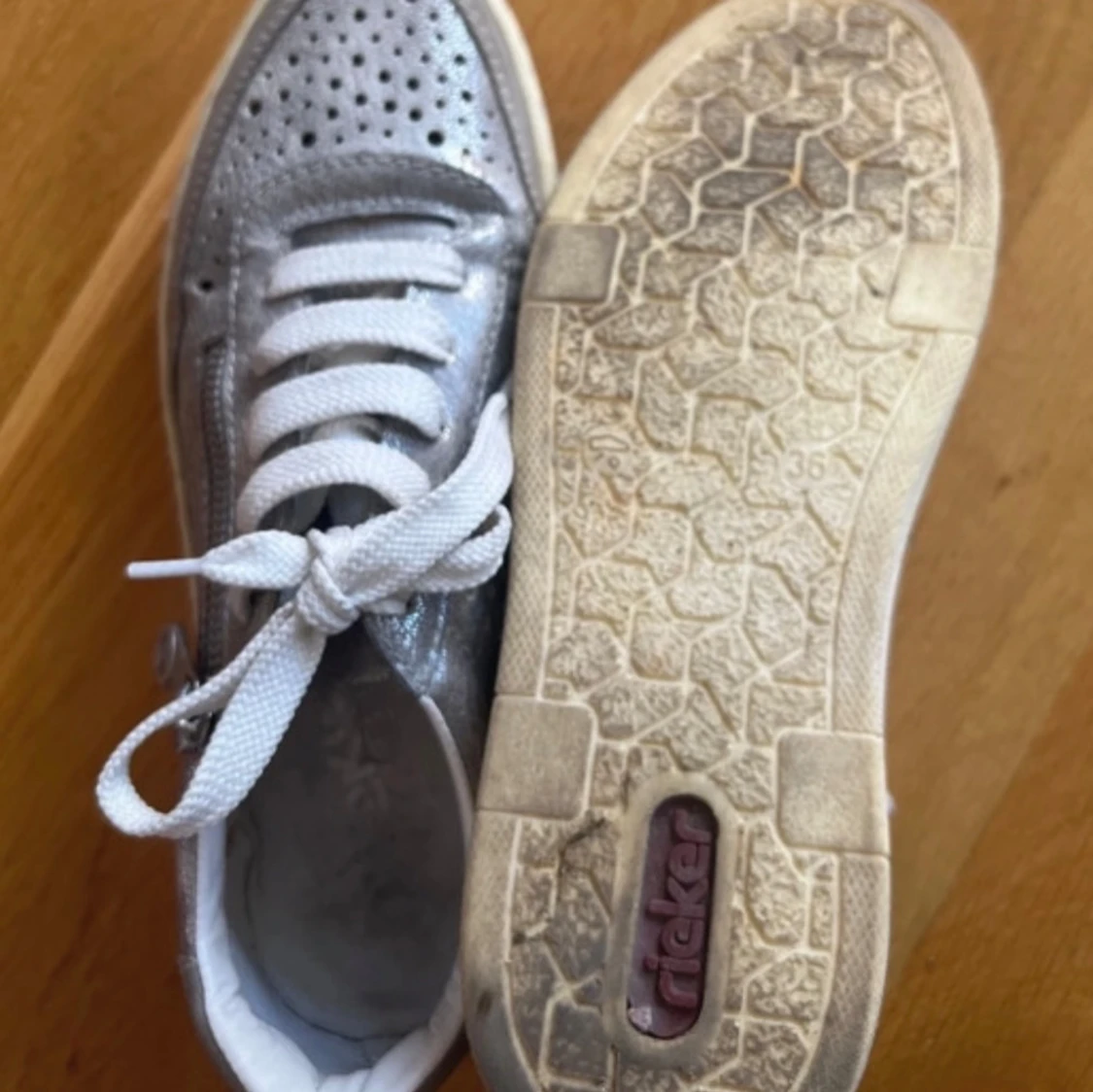 Silvriga sneakers från Rieker med snörning stl 36 - 3