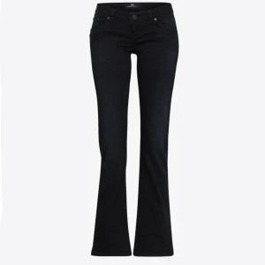 Nattblå bootcut jeans från LTB - Snygga nattblå jeans från LTB med bootcut-passform. Klassisk femficksmodell med knapp och dragkedja framtill. Jeansen har en något utsvängd benslut och är tillverkade i ett stretchigt denimtyg för extra komfort.🖤💙