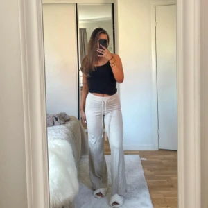 Beiga stickade loungebyxor  - Säljer ett par beiga loungebyxor  med vida ben och mellanhög midja, men är mörkt som lågmidjade. Byxorna har snörning i midjan och är tillverkade i ett mjukt material som är stickat  som passar perfekt för en avslappnad stil. Det är en storlek Xs men passar S🧸😍