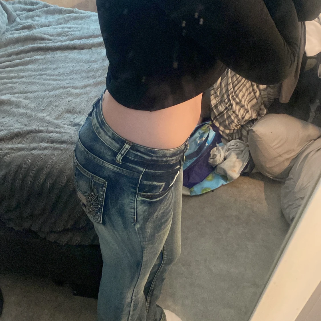 Blå jeans med dödskallebroderi på bakfickorna - 1