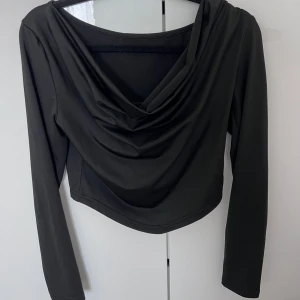 Svart snygg topp  - Använd en gång . Storlek S