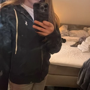Svart fleece från Polo Ralph Lauren - Säljer min svarta fleece jacka från Ralph lauren, använt den cirka 3 gånger eftersom den inte kommit till användning, SPEGELN ÄR SMUTSIG INTE FLECCEN. Pris kan diskuteras 💞