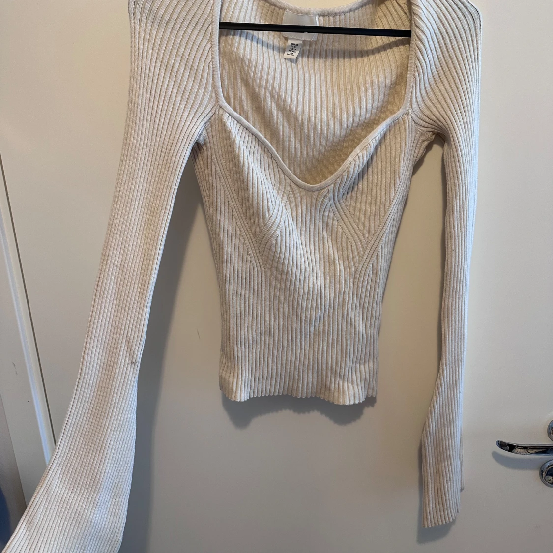 Beige ribbad v-ringad tröja med utsvängda armar 