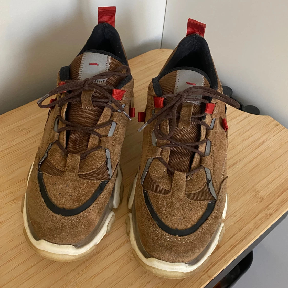 Lloyd bruna sneakers med mockadetaljer - 1