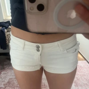 Vita lågmidja jeansshorts - Säljer ett par vita jeansshorts med låg midja. Storlek 34 eller XS!