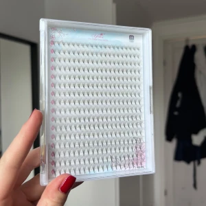 10D volymfransar 0.05D-MIX - Säljer en ask med 10D volymfransar, 0.05D-MIX. Fransarna är svarta, förpreparerade i knippen och perfekta för att skapa en fyllig fransförlängning. Kommer i en praktisk plastask med genomskinligt lock. Oanvända såklart. Önskar du veta något mer? Tveka inte att höra av dig!