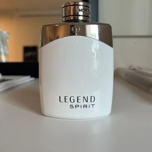 Legend Spirit Montblanc - Fräsch och söt parfym från Montblanc. Passar perfekt för lite varmare väder eller till och med som en uppfriskande doft att ha på gymmet. 100ml flaska men som man kan se på andra bilden så är där ca 65-70ml kvar.