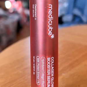 Medicube collagen glow booster serum! - Medicube collagen glow booster serum. 15 ml. Nytt och oanvänt.  Medicube Collagen Glow Booster Serum är en premiumformel designad för att förbättra din huds lyster och återställa dess elasticitet.