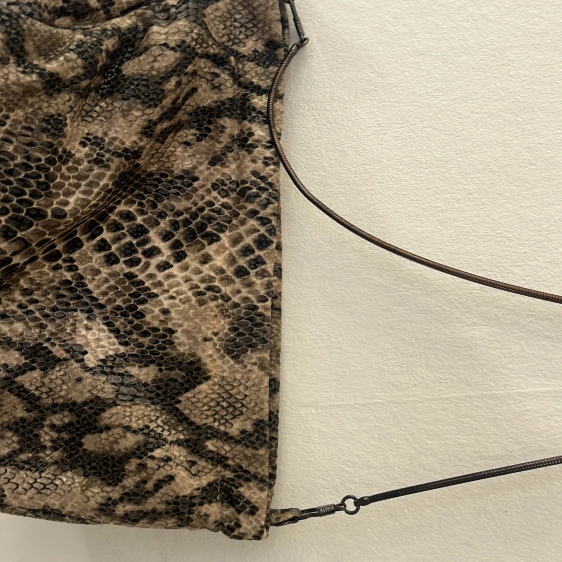 Axelväska i ormmönstrad syntet  - 1