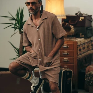 Beige kortärmad skjorta från Nikben - Säljer en beige kortärmad skjorta från Nikben med avslappnad passform. Skjortan har knappar framtill, två stora fickor och ett diskret broderat Nikben-logo på ena fickan. Materialet är strukturerat och ger en modern känsla.