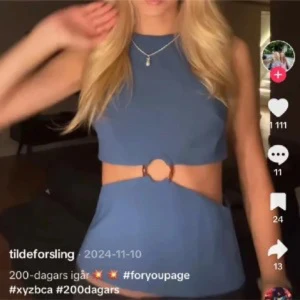 Blå ärmlös topp från ZARA - Snygg blå ärmlös topp från ZARA med unik design och dekorativ ringdetalj framtill. Perfekt för en trendig look. Ny med lapp allt kvar.