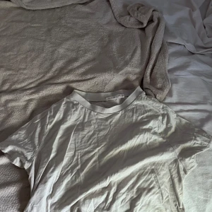 Beige croppad t-shirt - Säljer en enkel och stilren beige croppad t-shirt med rund halsringning. Perfekt för en avslappnad look och lätt att matcha med olika outfits! 🥰Om du är intresserad skriv till mig , betalning sker via swish!