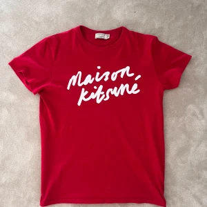 Maison Kitsuné t shirt  - Säljer en Maison Kitsuné t shirt i mycket bra skick. Storlek S, passar även M. Nypris över 1000 kr. Hör av er vid funderingar. 
