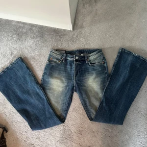 Blå flared jeans Weekday Flame - Säljer ett par blå flared jeans från Weekday, modell Flame. Storlek 29/32 och passar mig som brukar ha M och är 163 lång. Helt nya med prislapp