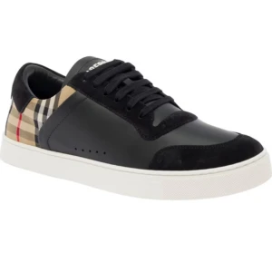 Svarta sneakers med rutigt mönster från Burberry - Snygga svarta sneakers från Burberry med klassiskt beige, svart och rött rutigt mönster på hälen. Skorna har svarta skosnören, rund tå och vit platt sula. Perfekta för dig som vill ha en stilren men ändå unik look. Helt nya. Kan skicka egna bilder i dm.