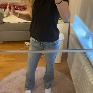 Ljusblå jeansbyxor från Gina Tricot - Säljer ett par ljusblå jeansbyxor från Gina Tricot, perfect jeans, med snygga broderade detaljer på bakfickorna. Med normal passform och raka ben. Lågmidjade, stl 36 