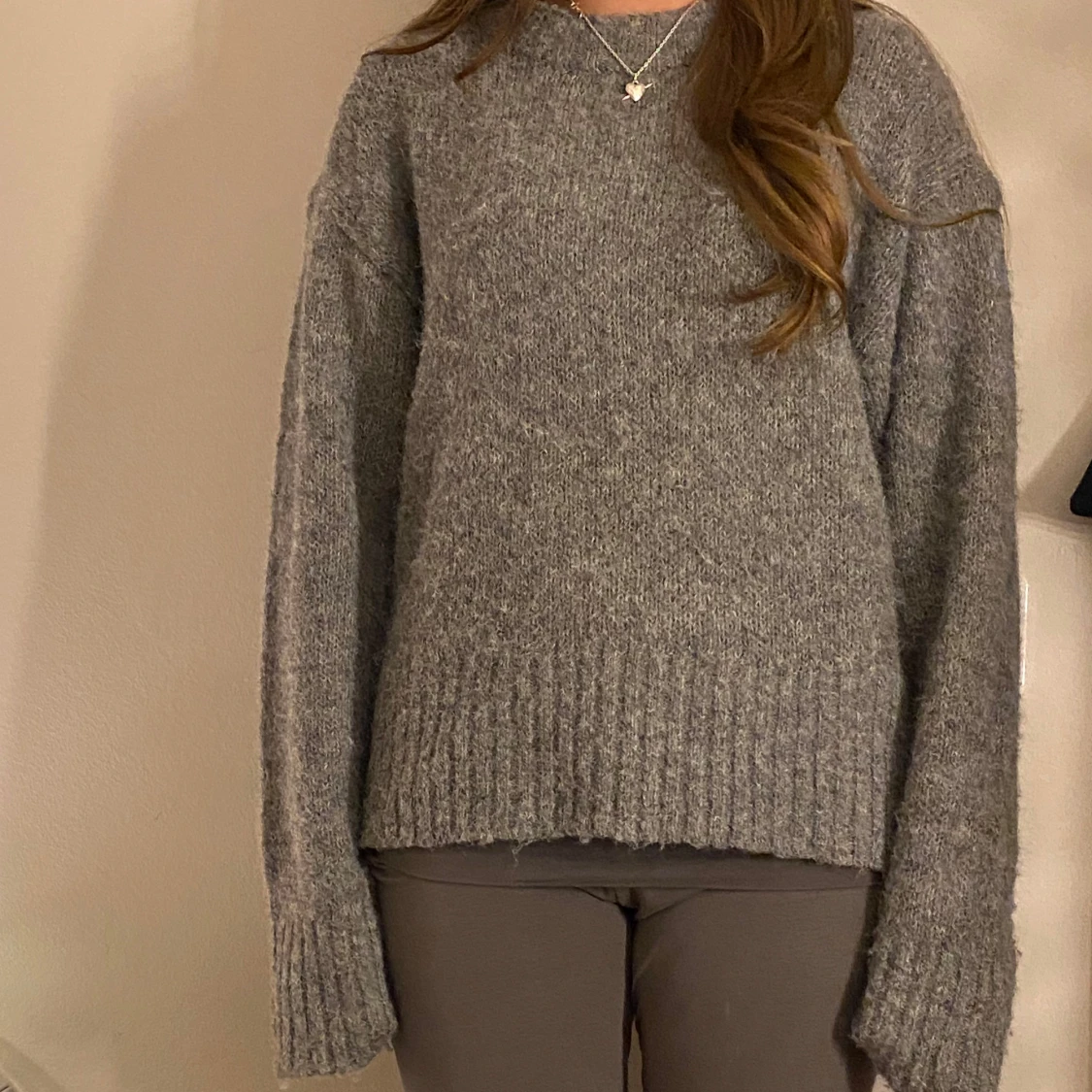Grå stickad tröja - 2
