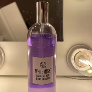 White Musk Fragrance Mist från The Body Shop - En parfymmist med en sensuell doft av White Musk från The Body Shop. Av 100 ml finns cirka 80 ml kvar. Den är vegansk, cruelty-free, och doftar jättegott! Etiketten på baksidan har lossnat lite men det är inget som man tänker på (se sista bilden) säljer för 80 kr eller kom med prisförslag! 