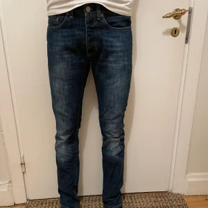 Acne Jeans - säljer ett par feta Acne Roc Verakai Jeans. Jeansen är i storlek W30 L32 och sitter väldigt bra. De är i mycket bra skick och har inga tydliga tecken på användning. Nu säljer jag dessa för endast 299kr, inklusive fri frakt. Hör av er vid frågor och bud.