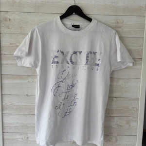Vit Excite T-shirt 🔥 - Riktigt fet Vit t-shirt från Excite med detaljerad diamant text framtill | Slutsåld på deras hemsida vilket gör den mer eftertraktad✨ skriv vid fråga eller minsta lilla fundering //GC