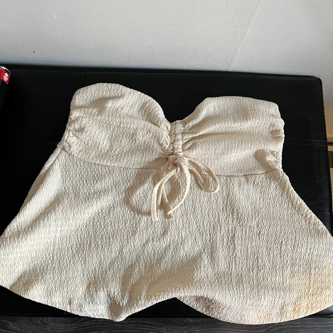 Gul axelbandslös tröja med knyt