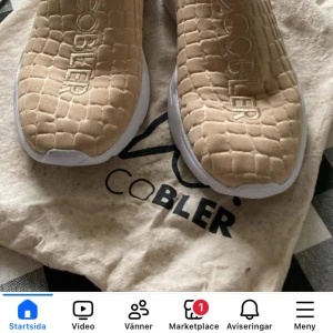 Beige sneakers från Cobbler - Säljer ett par beige sneakers från Cobbler med coolt quiltat mönster och vit sula. Skorna har rund tå och är perfekta för en avslappnad stil. Snygga och bekväma att ha till vardags!