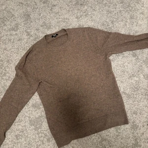 Kashmirtröja från Uniqlo - Säljer en supermjuk kashmirtröja från Uniqlo pågrund av att den blivit för liten. Passar perfekt för både vardag och mer uppklädda tillfällen. Den är i mycket fint skick och jag har tagit väldigt väl hand om den.  Den är i storlek XS och passar som bäst på någon som är runt 170. Nypris ligger på 1299 kr. Tveka inte att höra av er. Priset är inte hugget i sten. 