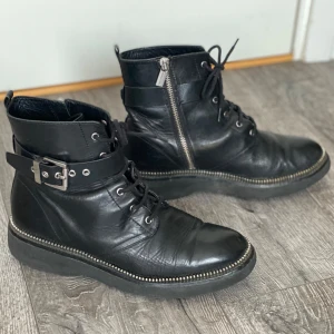 Kängor - Michael Kors - stl 40 - Svarta kängor i skinn Märke: Michael Kors Svarta kängor i skinn.  Storlek 40.  Använda men i bra skick. 