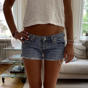 Lågmidjade jeansshorts - Jättesnygga lågmidjade jeansshorts med coola fickor. Inga tecken på användning!