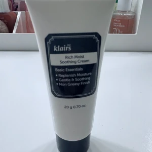 Klairs Rich Moist Soothing Cream - En återfuktande ansiktskräm från Klairs i en vit tub med svart lock. Krämen är mild, lugnande och ger en icke-fet finish. Perfekt för att återställa fuktbalansen i huden. Innehåller 20 g. Använt en gång