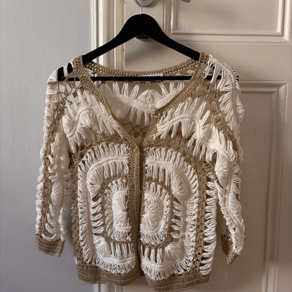 Vit och guldig trekvartsärmad kofta  - 1