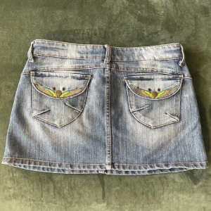 Y2k minikjol - Supersnygg vintage y2k jeanskjol som tyvärr inte kommit till användning, är i mycket bra skick 💓 