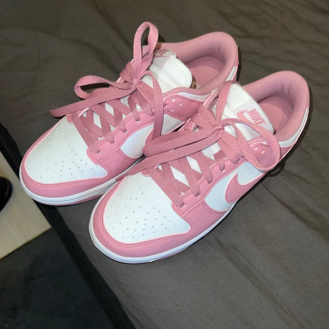 Nike Dunk Low rosa och vita sneakers - 1