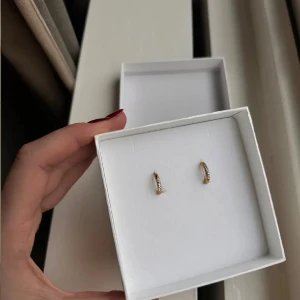 Örhängen - Eleganta guldörhängen med gnistrande stenar. Kommer i en smyckespåse. 🤍