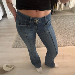 Blå bootcut jeans  - Blåa jeans använt fåtal gånger bra skick!🤩🤩