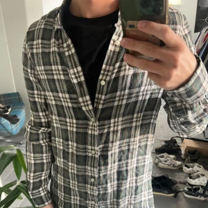 Massimo Dutti skjorta  - Skön linne skjorta i storlek S, inga defekter o använts sparsamt. Skriv för frågor o funderingar