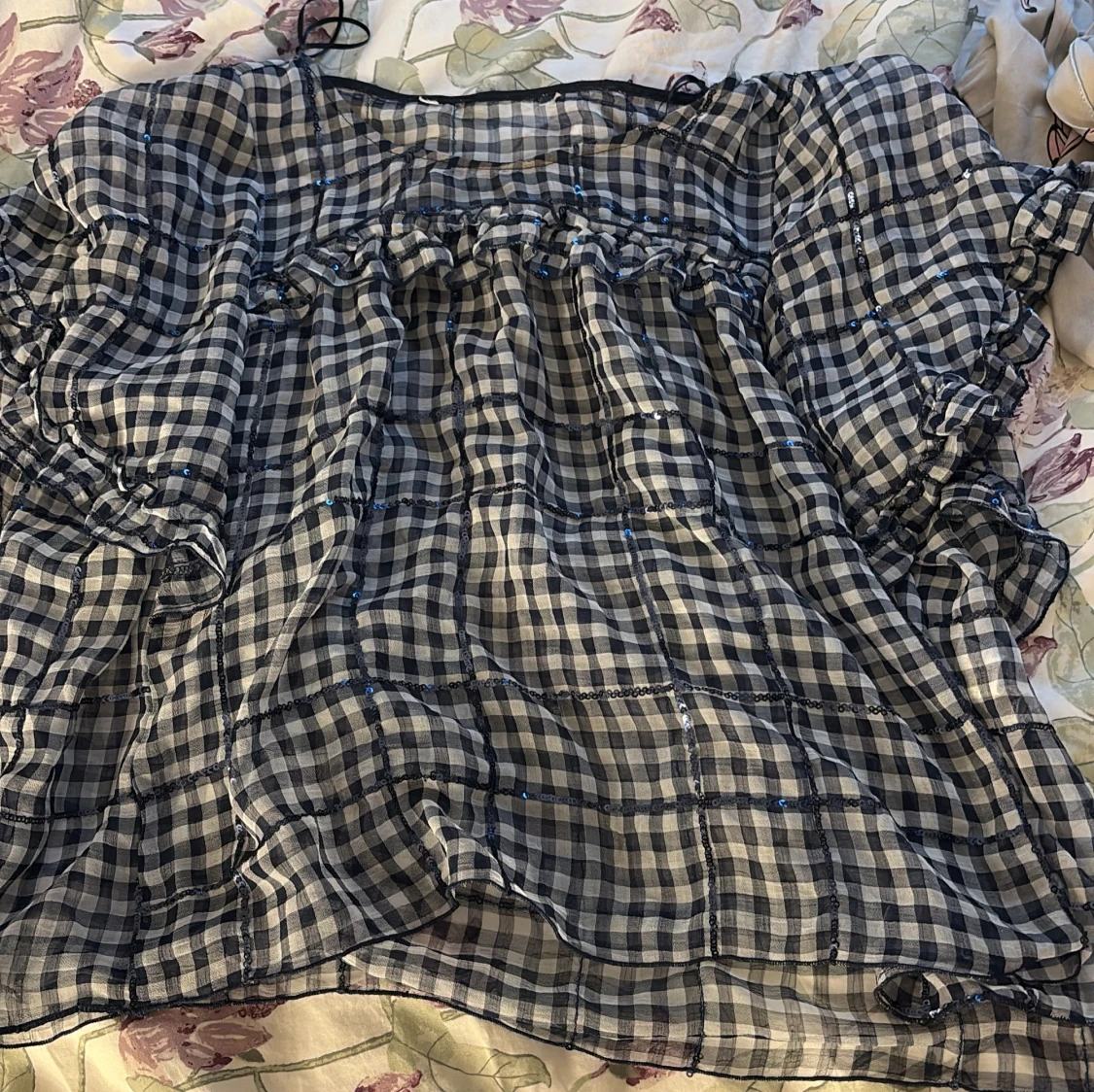 Rutig blus med volangdetaljer - 2