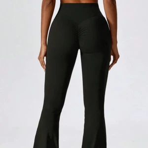 Svarta bootcut leggings - Svarta leggings med bootcut-passform och hög midja. Perfekta för en avslappnad och trendig look. Stretchigt material som sitter bekvämt hela dagen.