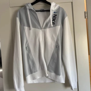 Vit och grå zip-hoodie från Nike - Använd 1 gång 