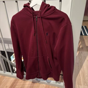 Polo Ralph lauren tracksuit - Vinröd polo Ralph lauren tracksuit i bra skick och i storlek M