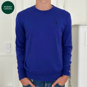 Tröja Polo Golf - Säljer nu en riktigt fin tröja från Polo Golf. Den är i toppenskick och har inga defekter. Storlek är M. Han på bilden är 186cm. Skriv vid fler frågor eller funderingar!