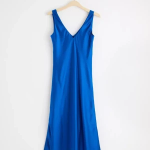 Blå långklänning i satin från Lindex - Säljer en elegant blå långklänning i satin från Lindex. Helt oanvänd!