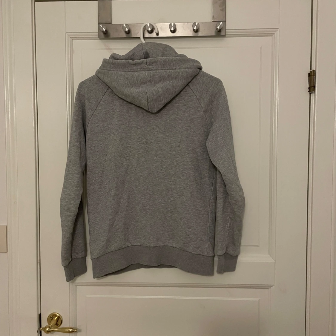 Grå hoodie från Peak Performance - 1