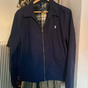 Ralph lauren jacka - Jätte bra skick. Max används 3 gånger. Passar 170-180 Pris kan diskuteras  Nypris 2400