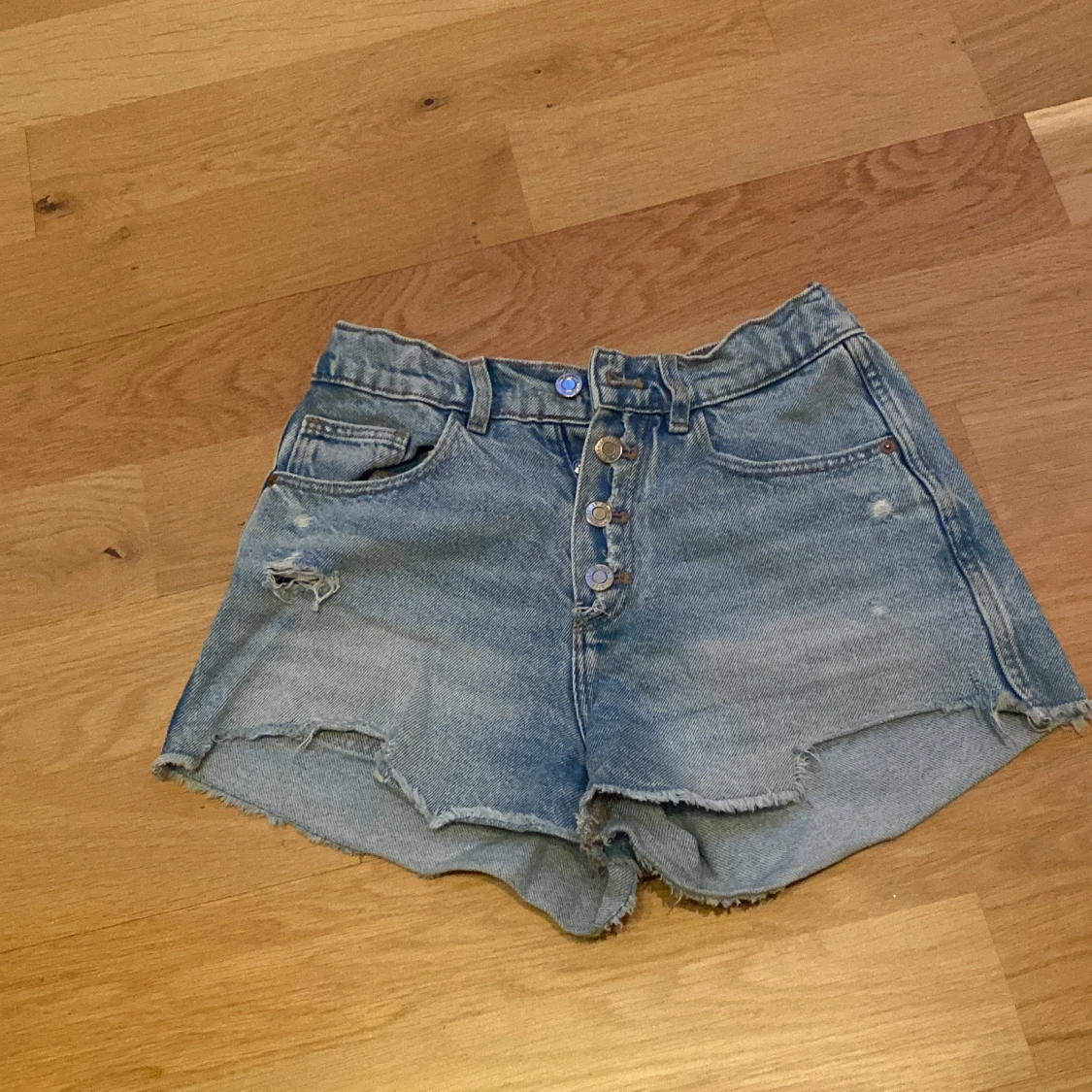 Blå jeansshorts med knappar från Zara