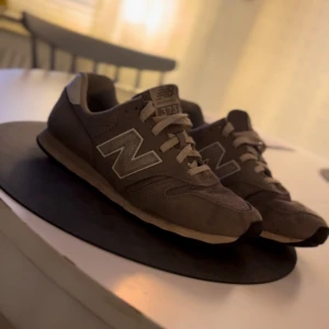New balance 373 - Säljer nu mina new balance 373 i jätte bra skick. Dom är använda cirka 5-6 gånger och är riktigt fina. De är storlek 41 och nypris är 869kr. Priset är ej hugget i sten och kan förhandlas. Om ni har några fler frågor så är det bara att skriva!!!