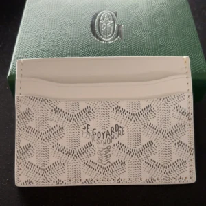 Vit plånbok - Tja, säljer min vita plånbok i nyskick originalbox tillkommer. Priset går att sänka vid snabb affär skriv gärna vid funderingar
