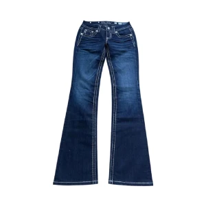 MISS ME JEANS  - Miss Me jeans i modellen ”signature/boot” midjemåttet rakt över är 39cm. Ytterbenet 107cm och innerbenet 86cm. Jeansen är som helt nya. Kontakta vid intresse!