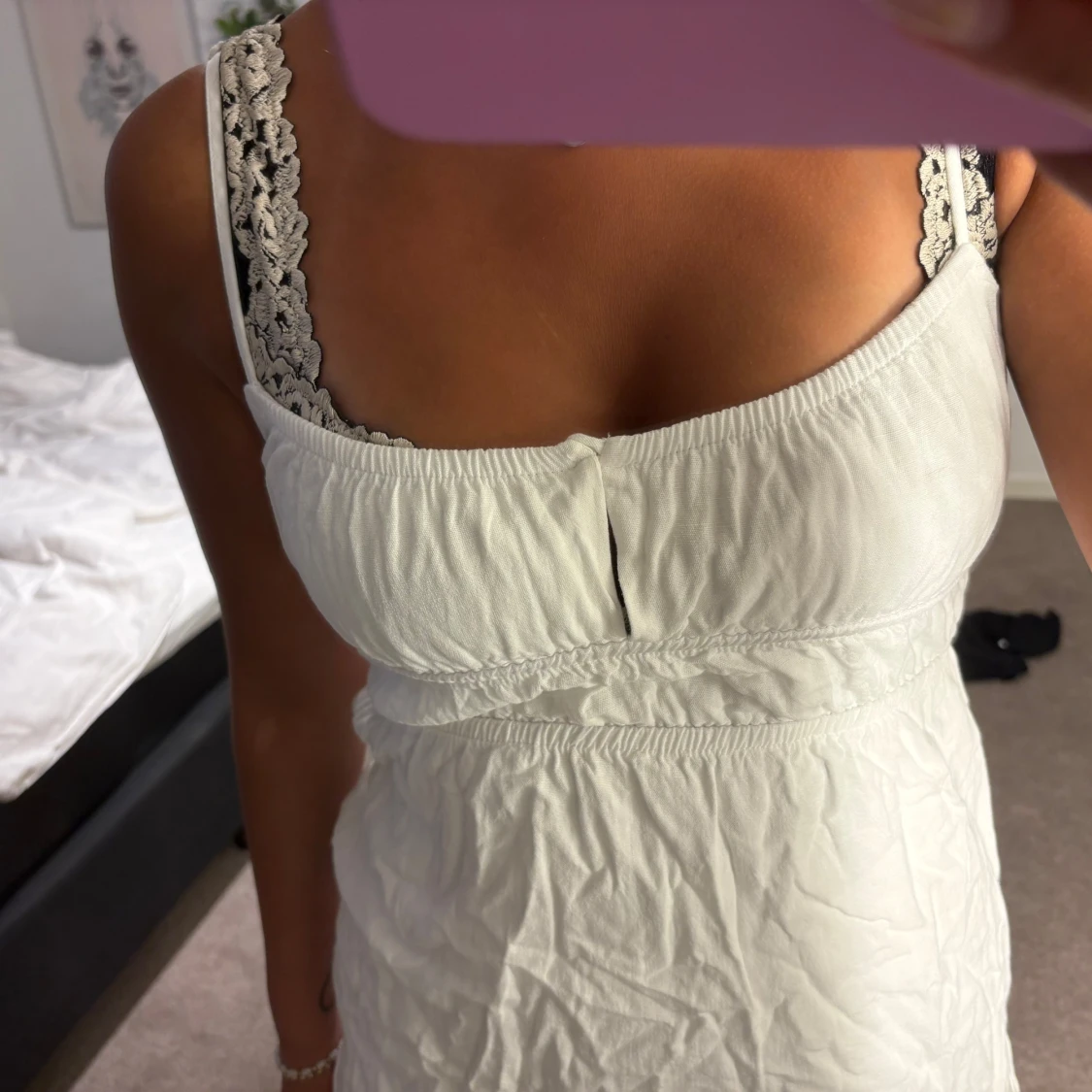 Vit kort klänning med spetsdetaljer - 1